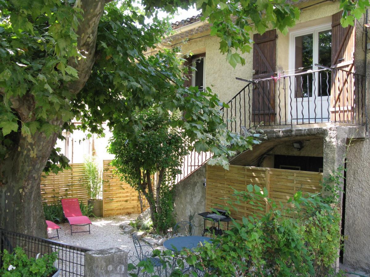 Location& Gites Sarrians Exteriér fotografie